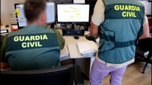 La Guardia Civil detiene a un centenar de personas por estafar más de un millón de euros mediante los SMS fraudulentos