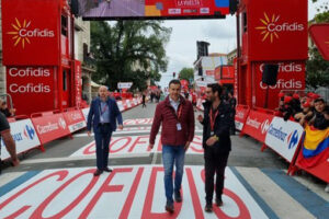 El ministro Héctor Gómez asiste a la Vuelta Ciclista a España en apoyo al sector del deporte y la bicicleta