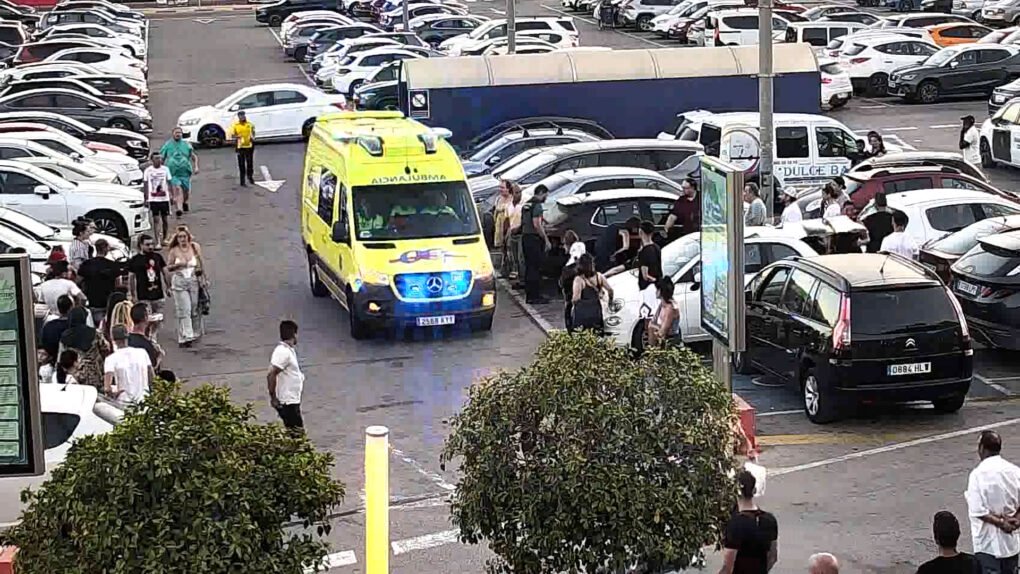 La Guardia Civil estabiliza a una persona tras sufrir un desvanecimiento en el parking de un centro comercial en Cartagena