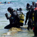 Voluntarios de todo el país bucean para retirar basuras marinas