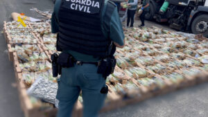 Cinco detenidos en Navarra por transportar marihuana entre lechugas tras dar un vuelco haciéndose pasar por policías