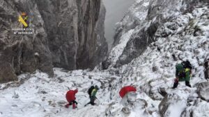 La Guardia Civil rescata a dos personas en Picos de Europa en medio de un temporal de nieve y fuerte ventisca