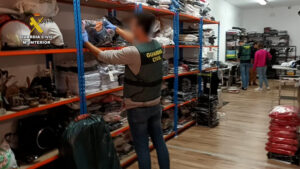 La Guardia Civil desmantela a una organización criminal, dedicada principalmente a la elaboración y venta de productos falsos a través de Internet