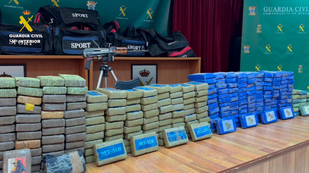 La Guardia Civil detiene a tres personas y decomisa 374 kilogramos de cocaína tras interceptar narcolancha en Punta Umbría, Huelva