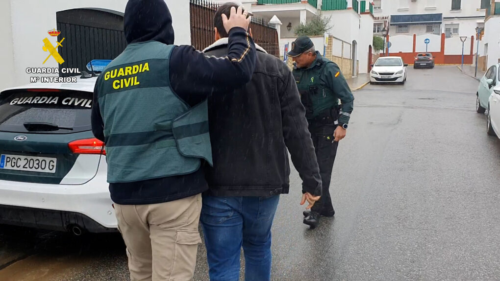 Detenidos por espiar y humillar a sus amigas con una cámara oculta en Sevilla