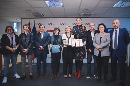 Pilar Alegría asiste a la firma del Convenio Colectivo de la Liga Femenina Endesa y visita el CAR de Madrid en apoyo al deporte de alto nivel