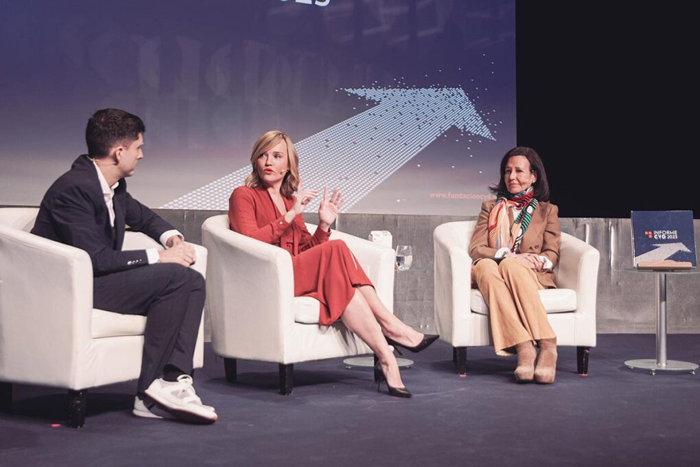 La Ministra de Educación destaca la importancia de la tecnología en las aulas y aboga por un enfoque práctico en el aprendizaje