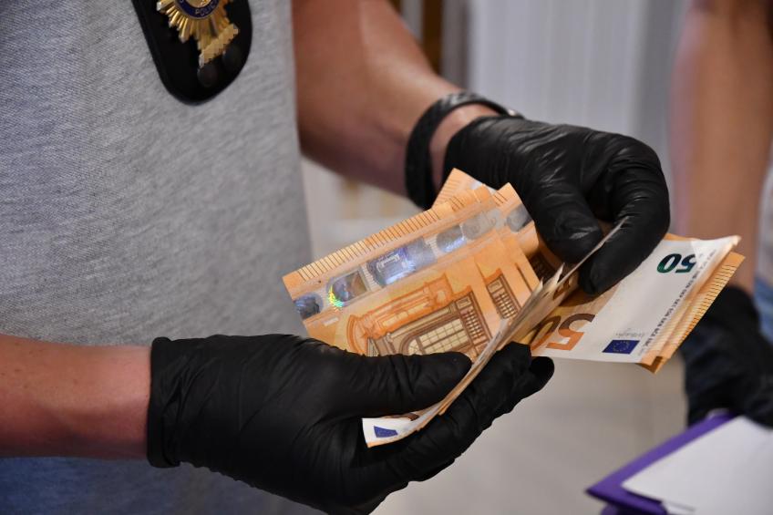 Detenidas dos parejas que introducían billetes falsos de 50 euros en centros comerciales