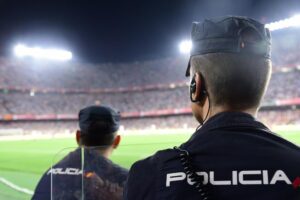 Aficionados sancionados y clubes multados por incidentes durante encuentros de fútbol en España