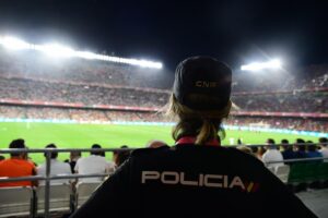 Sancionado un aficionado que lanzó una bengala encendida a la grada de los seguidores locales en el partido Tenerife - Las Palmas