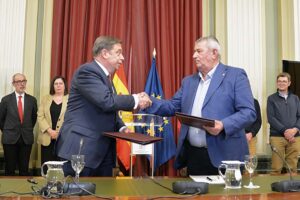Acuerdo entre el ministro Planas y la Unión de Pequeños Agricultores y Ganaderos