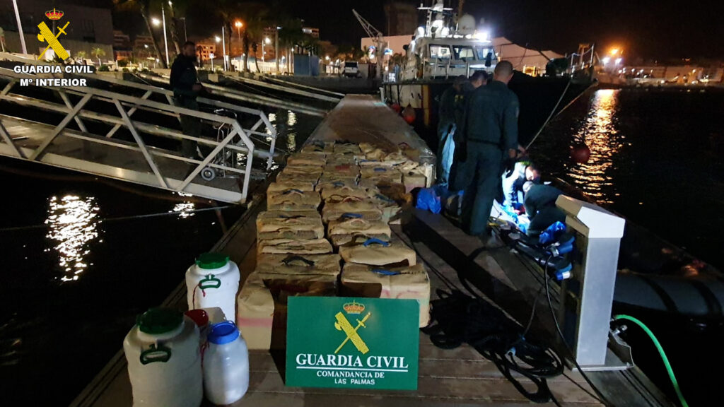 Detienen a una narcolancha con más de dos toneladas de hachís en el litoral de Gran Canaria