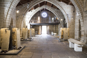 Un museo que impresiona dentro de una iglesia de Noia