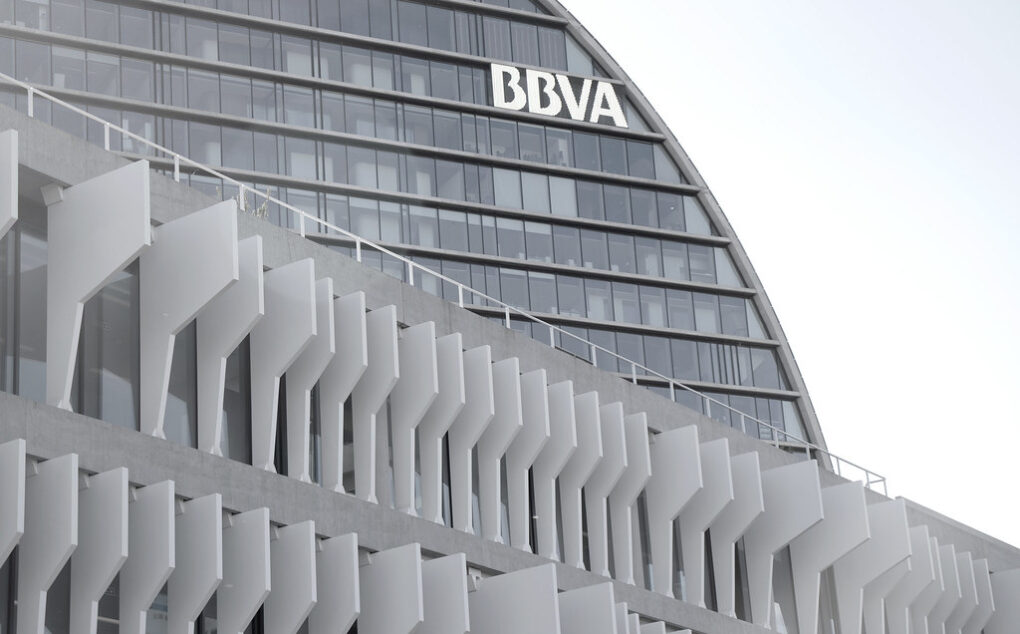 El BBVA estudia una posible fusión con el banco Sabadell