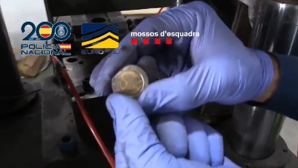 Desmantelan el mayor taller de fabricación de monedas falsas de 2 euros en España