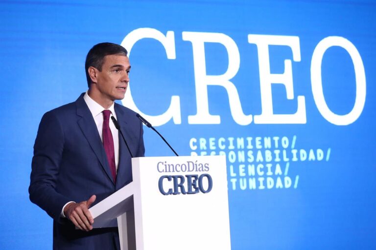 Pedro Sánchez Defiende la Democracia Española y Rechaza Ataques de la Ultraderecha Internacional