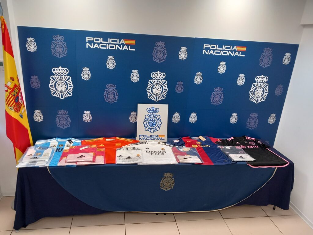 Interceptadas más de dos toneladas de camisetas falsificadas de fútbol para distribuirlas en la Euro2024