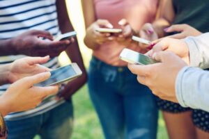 Valencia se une a la prohibición del uso de teléfonos móviles en los colegios