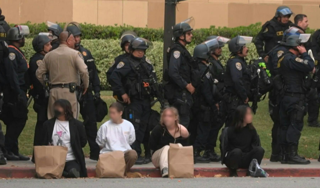 La Policía desmantela la protesta propalestina en la universidad de Los Ángeles