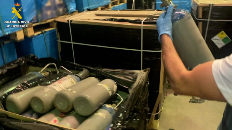 La Guardia Civil realiza la mayor aprehensión en Europa de óxido nitroso "gas de la risa"