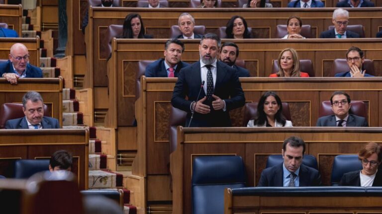 En la sesión de control del Congreso, el presidente de VOX, Santiago Abascal, ha criticado duramente el gasto del Gobierno en inmigración ilegal y ha pedido medidas drásticas contra los inmigrantes que llegan a España.