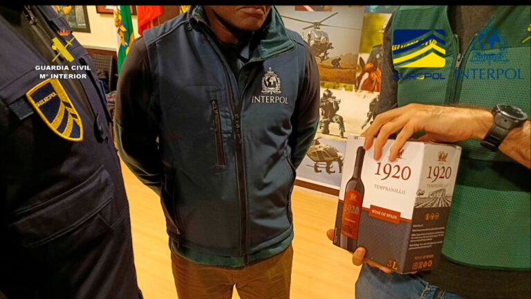 La Guardia Civil desmantela una red internacional que falsificaba vinos de Denominación de Origen Rioja