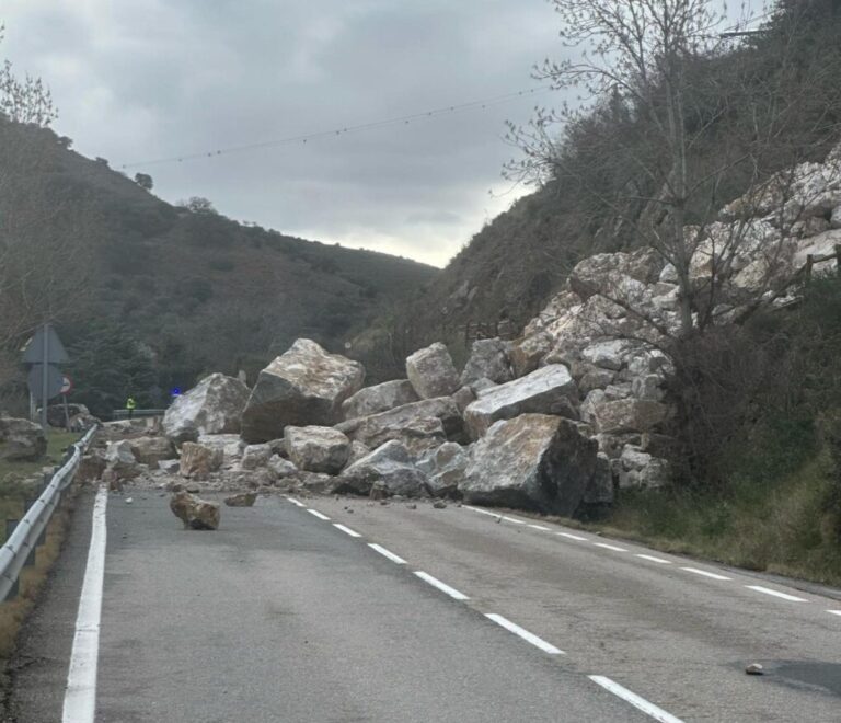 Desprendimiento de rocas en Arnedillo corta la LR-115 y la vía verde del Cidacos