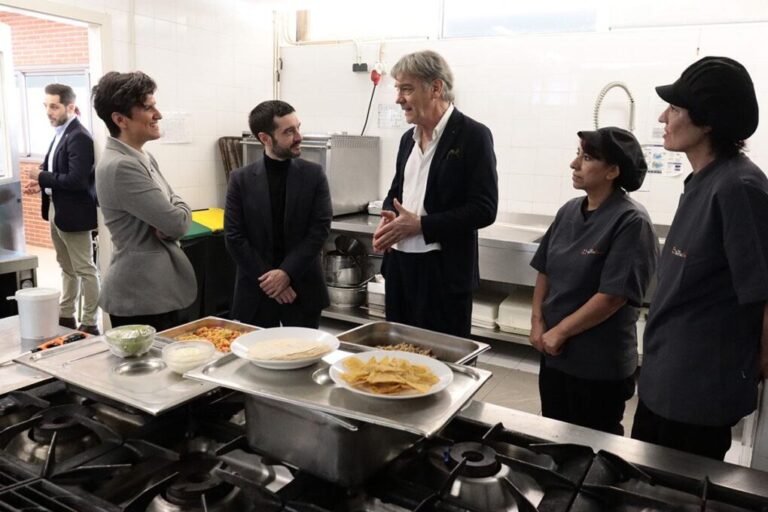 El Gobierno limitará a una ración mensual el consumo de alimentos precocinados en comedores escolares