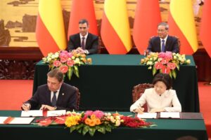 España firma dos acuerdos con China para exportar cerezas y ampliar el mercado del porcino