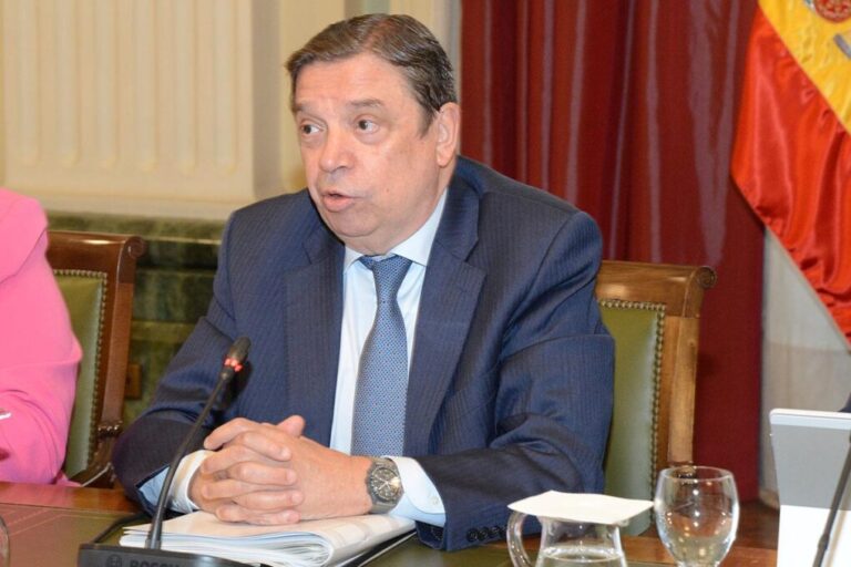 Luis Planas garantiza respaldo a agricultores y ganaderos frente a la incertidumbre internacional