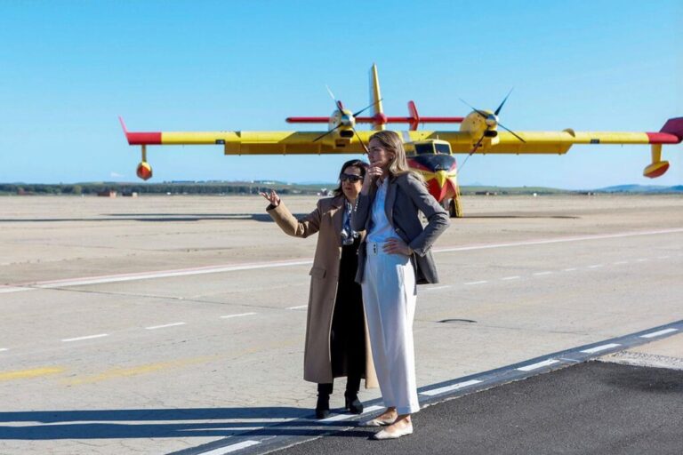 España activa un despliegue sin precedentes contra incendios forestales con apoyo militar y medioambiental