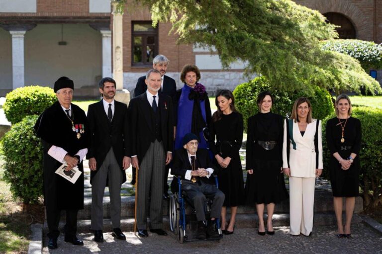 El ministro de Cultura asiste a la entrega del Cervantes 2024 a Álvaro Pombo junto a los Reyes