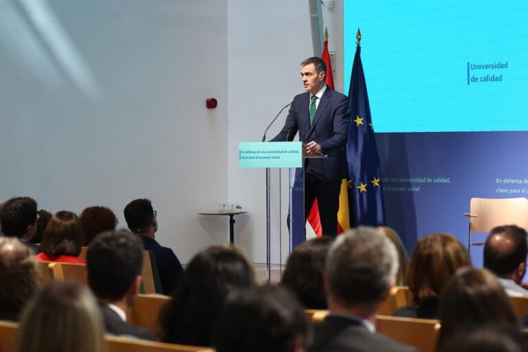 Sánchez presenta un plan para relanzar la UNED y frenar la proliferación de centros sin garantías