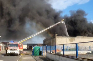 Importante despliegue de medios para controlar un incendio en las instalaciones de Profand en Sada