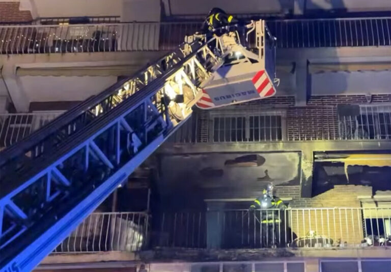 Emergencia en Móstoles: 30 personas intoxicadas en un incendio nocturno por una vela encendida