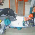 La Guardia Civil detiene a los autores de un atraco con cuchillos en un establecimiento de Sevilla