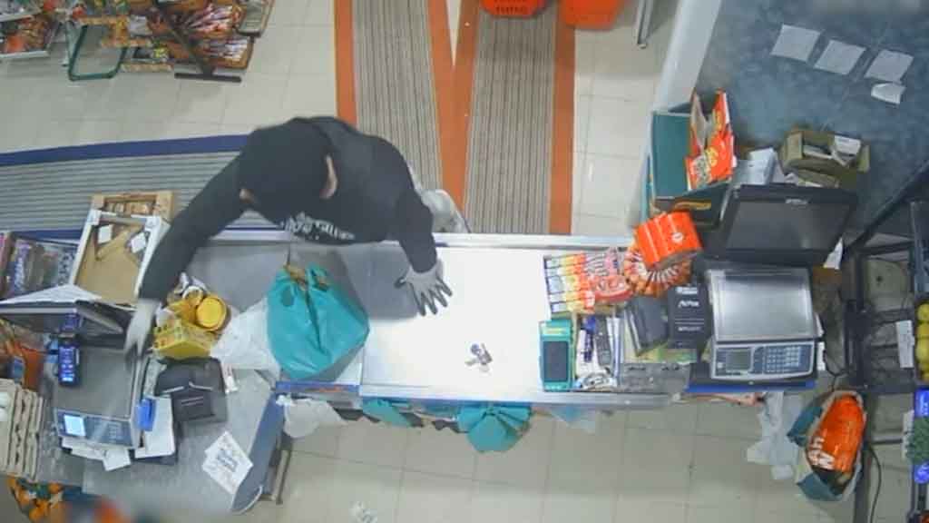 La Guardia Civil detiene a los autores de un atraco con cuchillos en un establecimiento de Sevilla