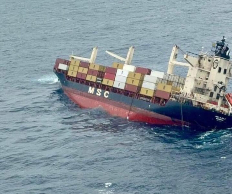 Se hunde el “MSC Elsa 3” frente a Kerala con más de 600 contenedores a bordo, incluidos materiales peligrosos