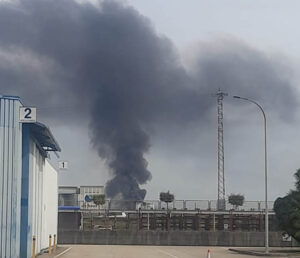Arde una nave industrial en O Porriño: el incendio provoca una intensa columna de humo en A Granxa