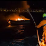 Tres barcos afectados y dos hundidos tras un incendio nocturno en el puerto de Castro Urdiales