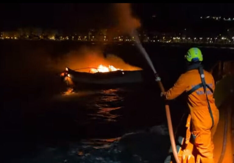 Tres barcos afectados y dos hundidos tras un incendio nocturno en el puerto de Castro Urdiales
