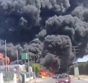 Grave incendio en una planta química de Sevilla deja dos heridos y desata la alerta por humo tóxico