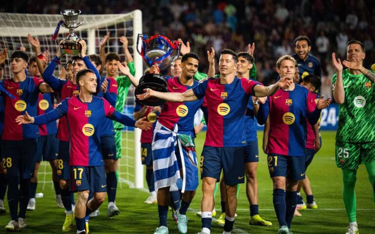 Fiesta azulgrana en Montjuïc: el Barça celebra Liga, Copa y Supercopa con su afición