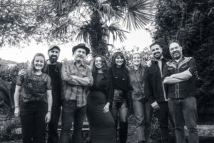 Eladio y Los Seres Queridos lanzan su álbum conmemorativo con Eva Amaral, Pucho y Depedro