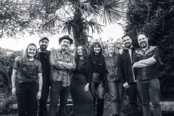 Eladio y Los Seres Queridos lanzan su álbum conmemorativo con Eva Amaral, Pucho y Depedro