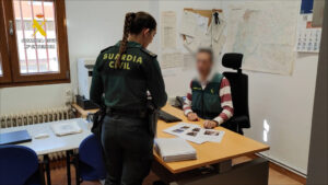 Una empleada del hogar y su pareja, arrestados por apropiarse de los ahorros de un hombre de 84 años