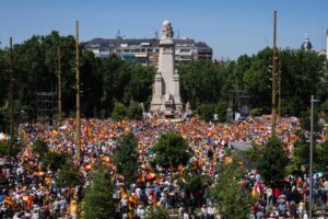 Feijóo exige a Sánchez que convoque elecciones y defiende “una España de derechos y democracia”
