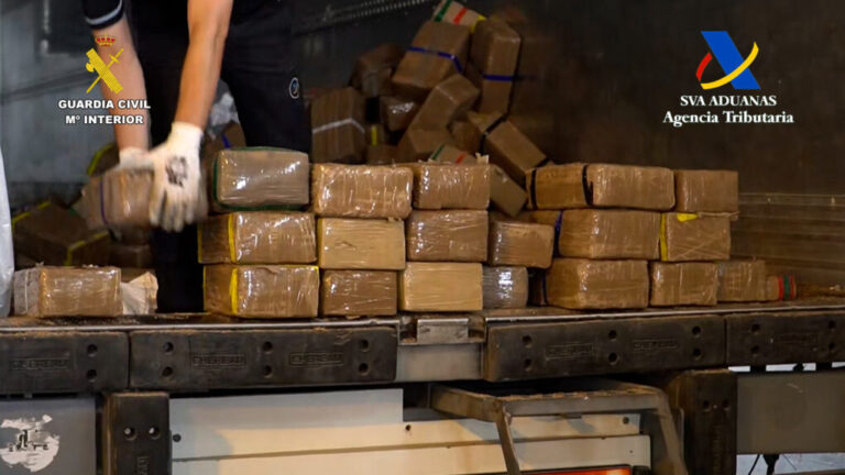 Detenido un camionero en Motril por transportar más de 2,8 toneladas de hachís ocultas en el remolque