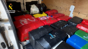 Interceptadas dos embarcaciones recreativas con 70 fardos de cocaína y cinco detenidos en Cádiz