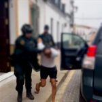 La Guardia Civil detiene a un hombre armado tras amenazar a su expareja y fugarse por los tejados en Sevilla